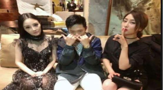 关注娱乐圈吃瓜群众的微博,最新爆料揭秘!